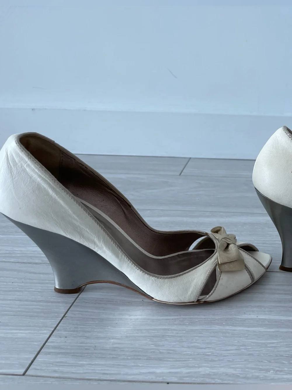 Browns White Genuine Leather Peep-Toe Bow Pumps Silver Wedge Heel Size 40